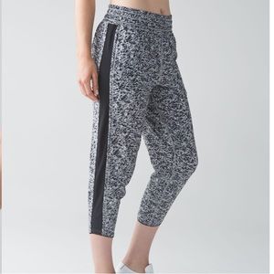 Lululemon For Love Crop
Mini Ripple White Seal Grey / Black